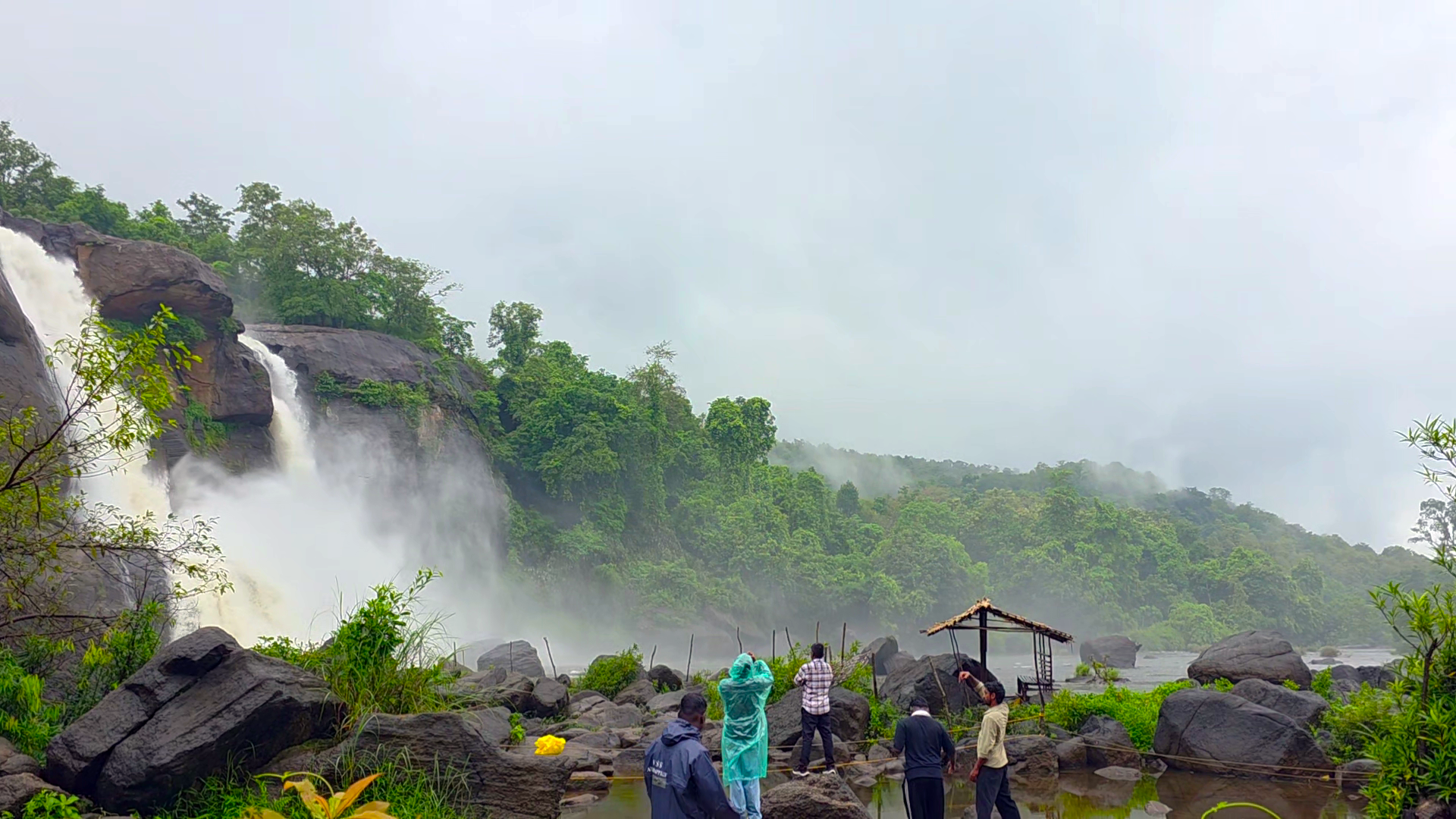 மங்கி பால்ஸ் மூடப்பட்டுள்ள நிலையில் சுற்றுலாப் பயணிகளுக்கு இனிய செய்தி – வால்பாறையில் தங்கி அதிரப்பள்ளி நீர்வீழ்ச்சியை கண்டு மகிழுங்கள்!